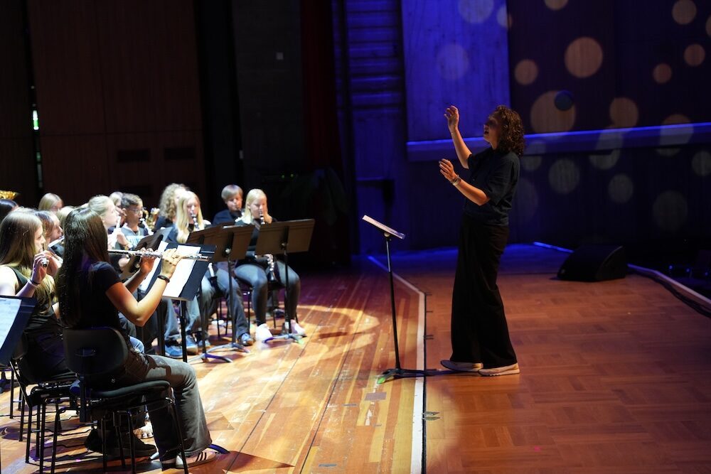 Dirigentin leitet die Holzbläser des Schulorchesters, Best of Schulwerk 2026