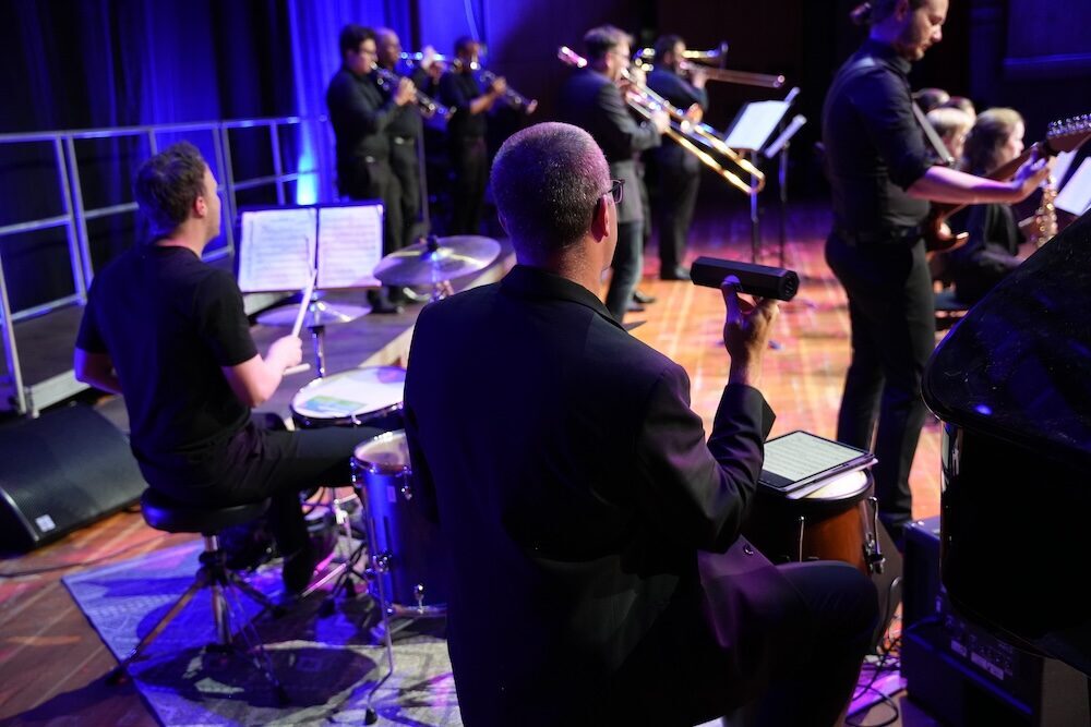 Schlagzeuger und Rhythmusgruppe der Lehrerband von hinten, Best of Schulwerk