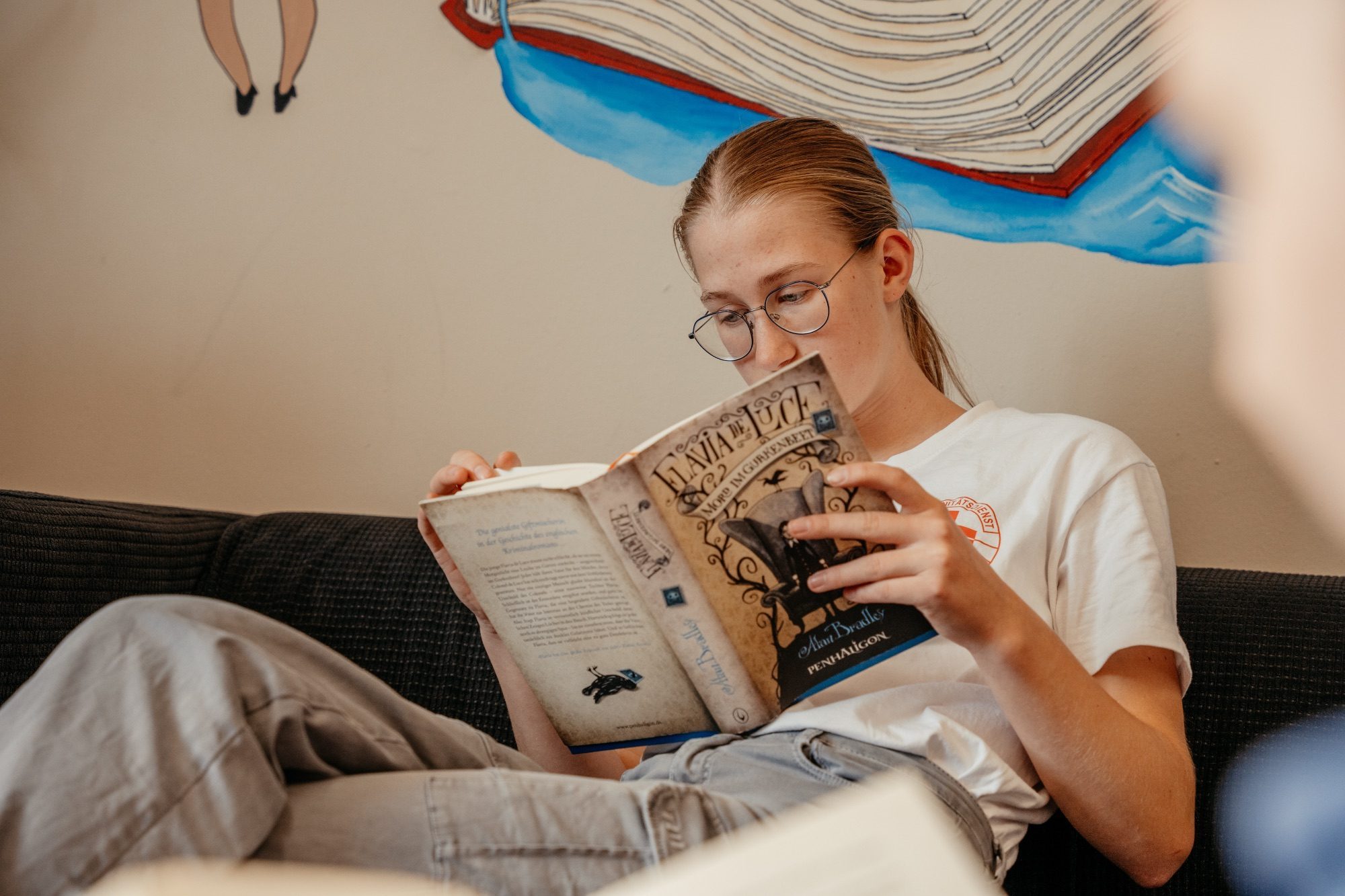 Schülerin liest in der Bibliothek der Maria-Ward-Realschule Neuburg
