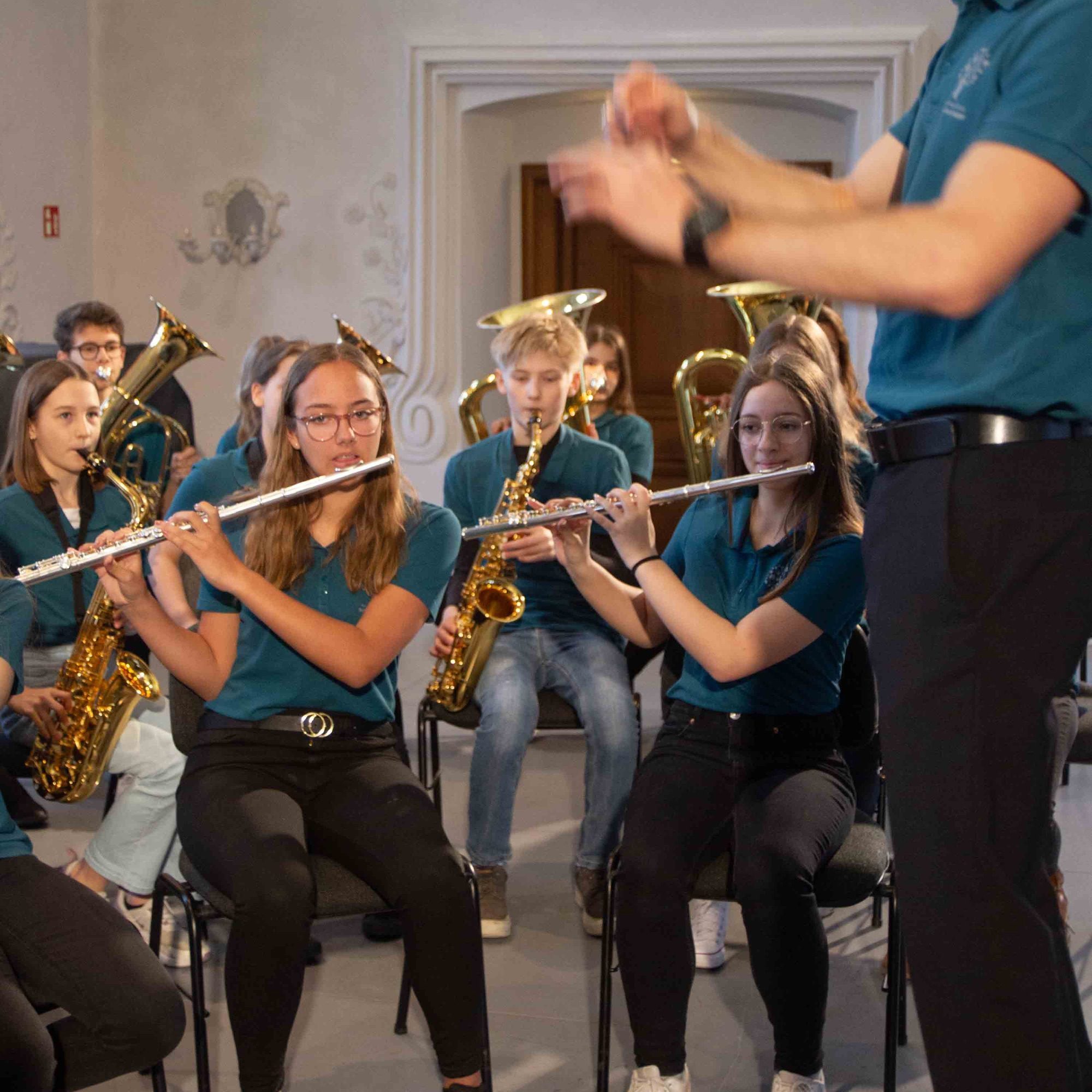 Bläserklasse mit Querflöte, Saxophon und Tuba unter Leitung, Maria-Ward-Realschule Neuburg