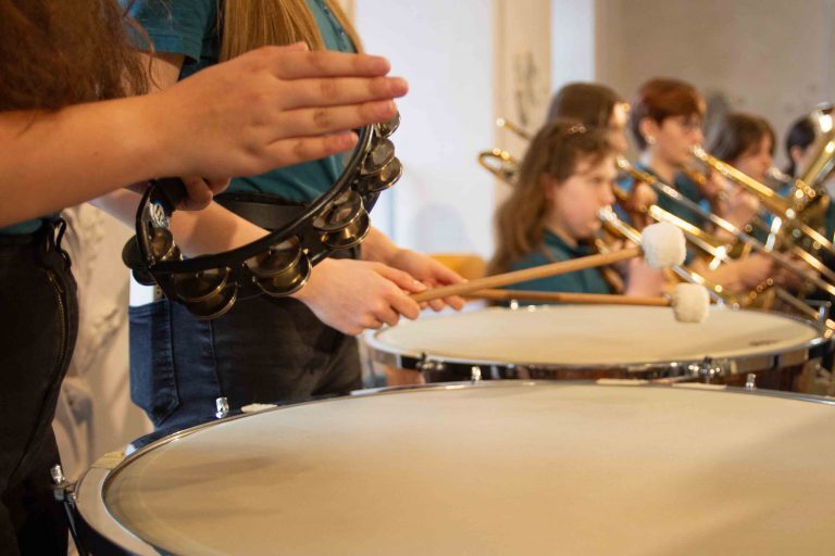 Schülerinnen spielen Tamburin und Pauke im Schulorchester der Maria-Ward-Realschule Neuburg